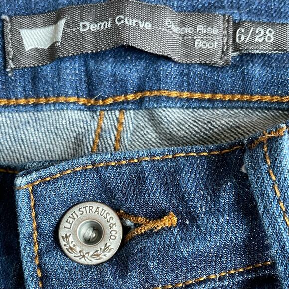 Levi's Demi Curve Classic Rise Boot Cut Denim Jeans size 6/28 - Picture 3 of 7